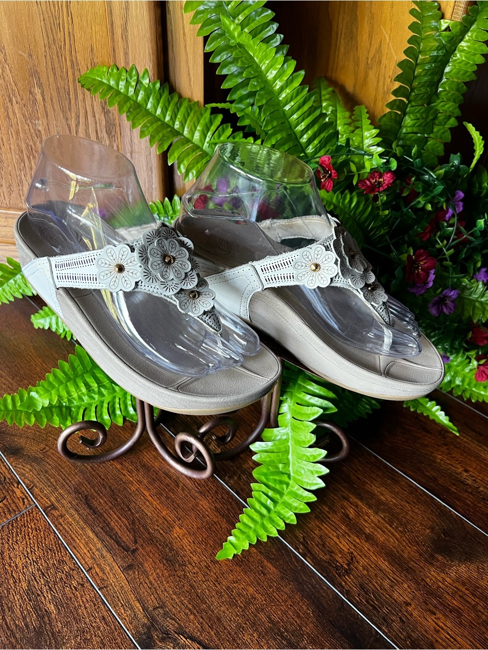 Size 6 FitFlop Women's Beige Floral Thong Sandals with Gold Accents - Picture 6 of 13